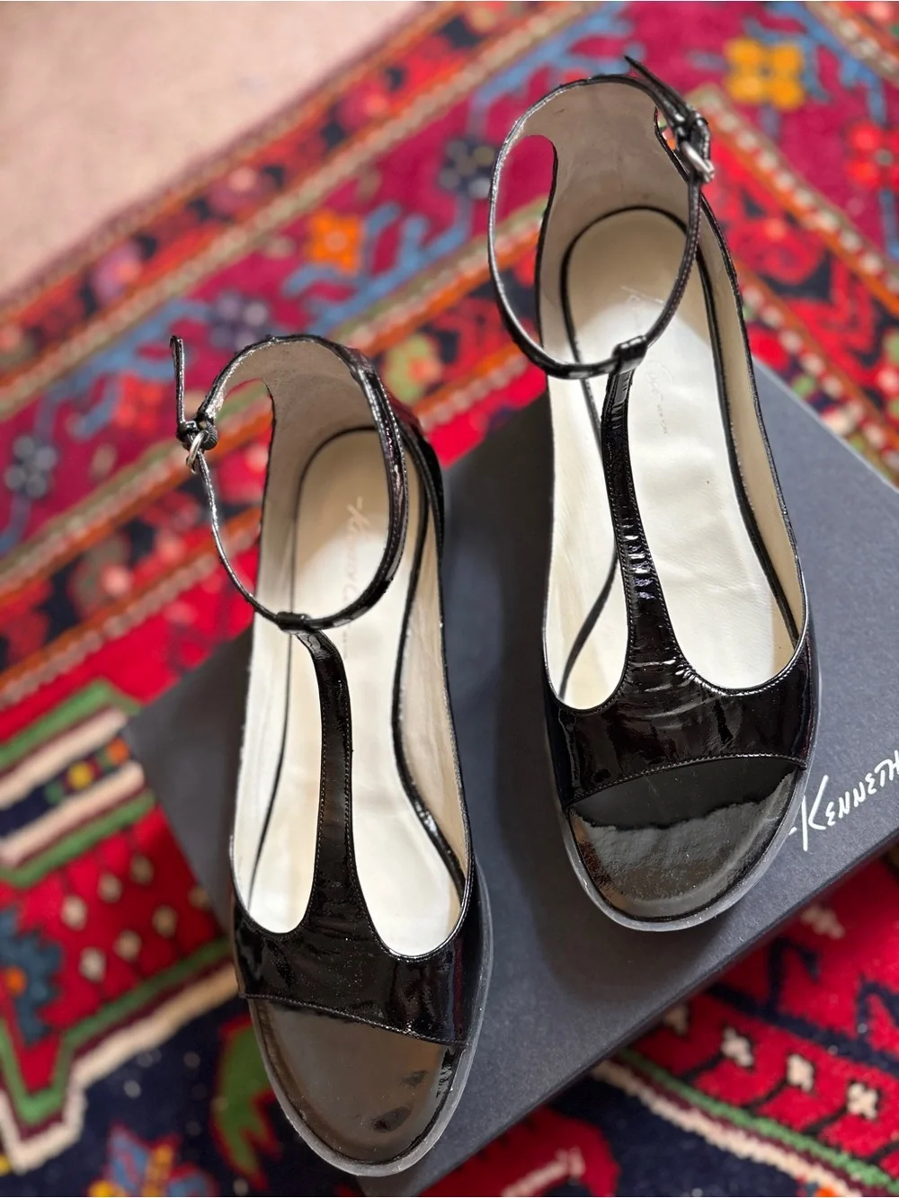 Sz 9.5 Kenneth Cole New York patent leather t strap open toe platform sandel